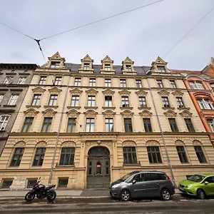 https://apt-honey-nook-3-minutes-from-the-center.poznan-hotels.com